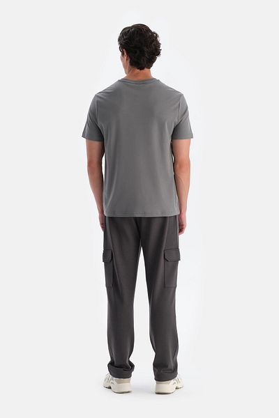Dagi Graues Herren-T-Shirt mit bedrucktem Detail vorne und unten