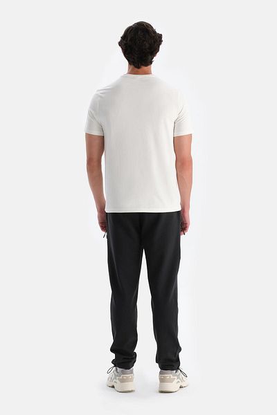 Dagi Stone Herren-T-Shirt mit Frontdruck und detailliertem Detail
