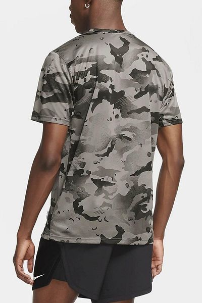 Nike Ανδρικό μπλουζάκι Dri Fit Camo Training Ανδρικό μπλουζάκι με μοτίβο παραλλαγής Μπεζ