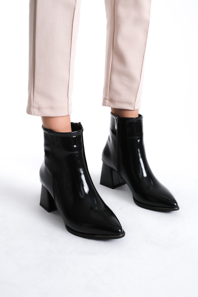 Limeo Sivri Burunlu Parlak Rugan Siyah Önü Metal Detaylı Fermuarlı Kısa Sade Klasik Bot Bootie