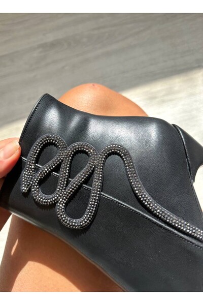 SHOEBOURNE Siyah Deri Yılan Aksesuarlı Sivri Burun Kadın Metal Aksesuarlı Topuklu Bot