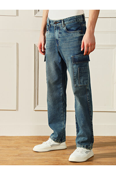 Dennis Lingo By Styli بنطلون جينز كارجو بقصّة مريحة وخصر متوسط وبتصميم باهت