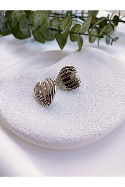 Jerie Heart Earrings - Serrated Plate Curved
