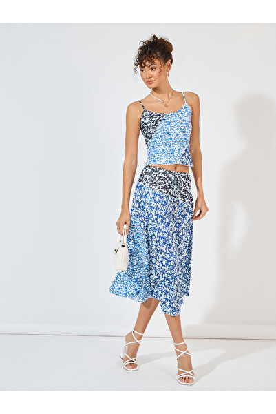 Styli تنورة ميدي ذات حافة غير متماثلة مزينة بالزهور مع خياطة متداخلة