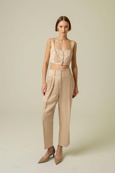rue Μπεζ Crop Top - Λεπτομέρεια με λουράκι και χρυσό κουμπί