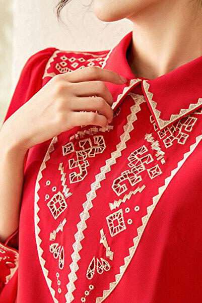 TRENDBUTİKOFFİCİAL Elegáns hímzésmintás Midi hosszúságú ruha