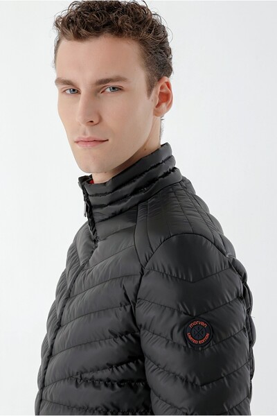 Morven Μαύρο υδατοαπωθητικό αντιανεμικό παλτό Dynamic Fit Relaxed Cut