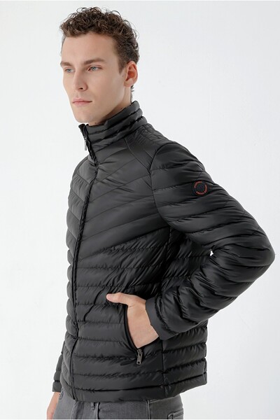 Morven Μαύρο υδατοαπωθητικό αντιανεμικό παλτό Dynamic Fit Relaxed Cut