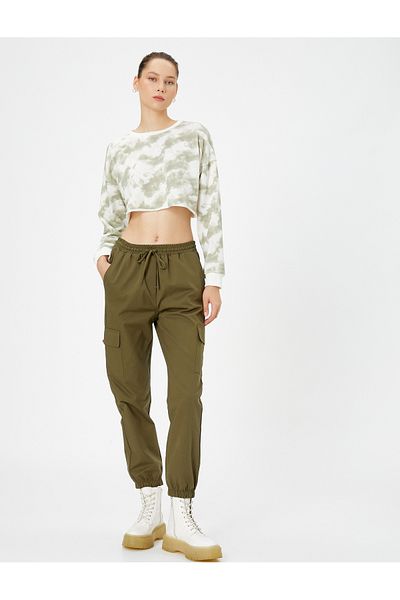 Koton Cargo-Gabardine-Hose mit gebundenen Taschen und Baumwollbund