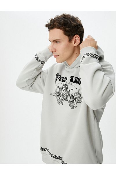 Koton Far East bedruckter Kapuzenpullover mit bequemem Schnitt und Slogan