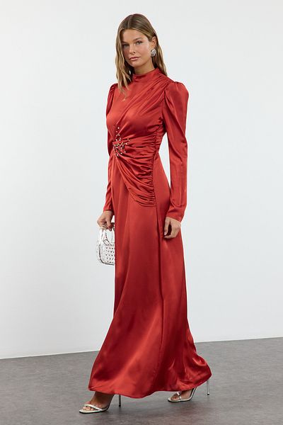 Trendyol Modest Abendkleid aus Satin mit roter Steinstickerei - Tctaw25db00013