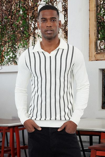 Trendyol Collection Ecrufarbener Strickpullover mit Rundhalsausschnitt und schmaler Passform – TMNAW25KZ00027