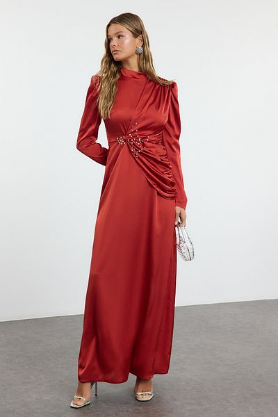 Trendyol Modest Abendkleid aus Satin mit roter Steinstickerei - Tctaw25db00013