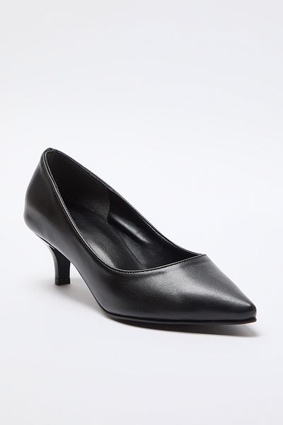 TRENDYOL SHOES Чорні жіночі класичні туфлі на підборах з гострим носком TAKAW25TO00022