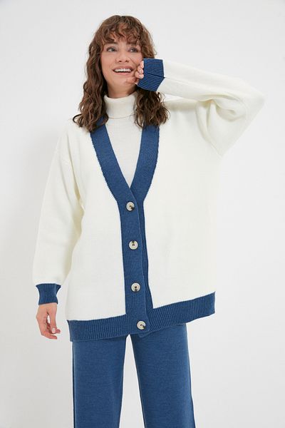Trendyol Modest Strickset mit Cardigan und Hose mit Indigo-Streifendetail TCTAW22AU0156