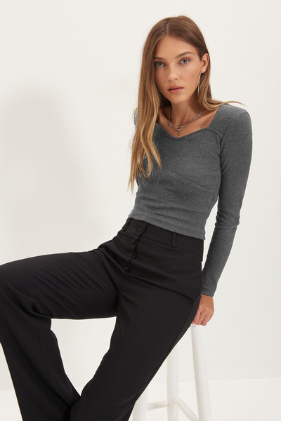 Trendyol Collection Antracitové prošívání Detailní přiléhavá pletená halenka žebrovaná elastická pletená halenka TWOAW22BZ0530