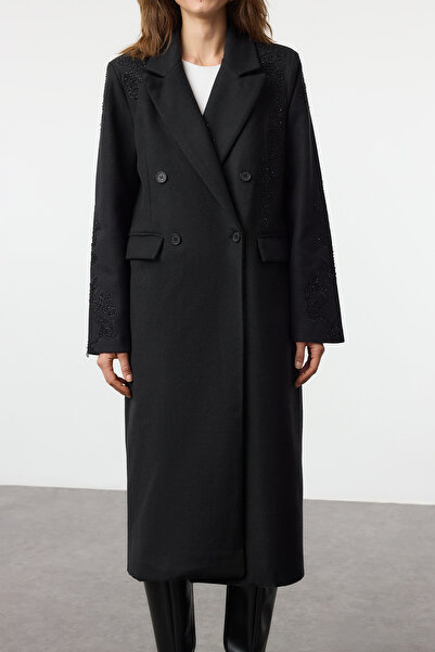 Trendyol Collection Černý dlouhý kabát s měkkou texturou – Detail výšivky, Regular Fit Twoaw25Kb00103