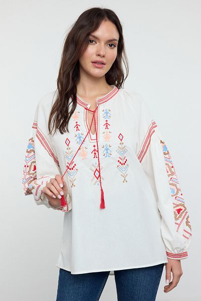 Trendyol Collection Weiße, bestickte, mit Spitze verzierte, gewebte Bluse TWOAW25BZ00296