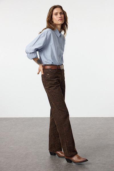 Trendyol Collection Braune Jeans mit hoher Taille und Leopardenmuster – TWOAW25JE00260
