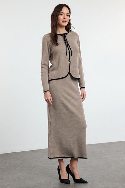 Trendyol Modest طقم كارديجان وتنورة تريكو - حواف من فرو المنك، بأزرار - TCTAW25US00020