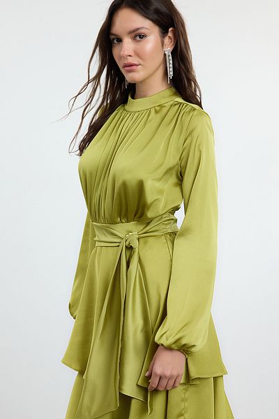 Trendyol Modest Ölgrüner Rock, gestuftes, gewebtes Satin-Abend-/Abendkleid TCTSS24DB00050