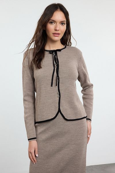 Trendyol Modest طقم كارديجان وتنورة تريكو - حواف من فرو المنك، بأزرار - TCTAW25US00020