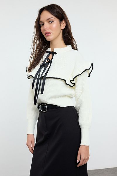 Trendyol Collection Ecru pletený svetr - Twoaw25Kz00383 se stuhou, mašlí a detaily volánků