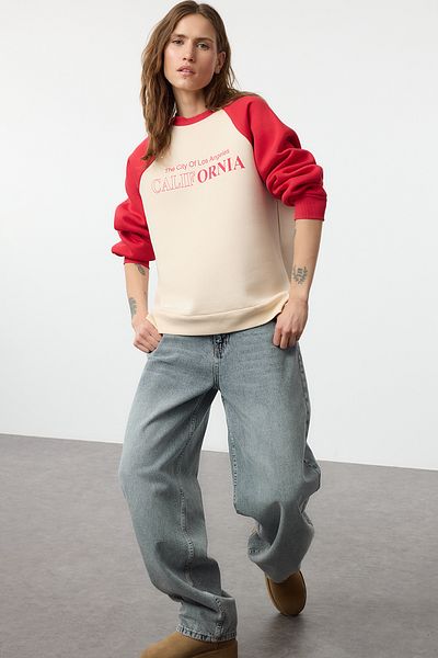 Trendyol Collection Плетен суитшърт от дебела вътрешна част с щампа на тъмен черешов лозунг - спокойна кройка Twoaw25Sw00196