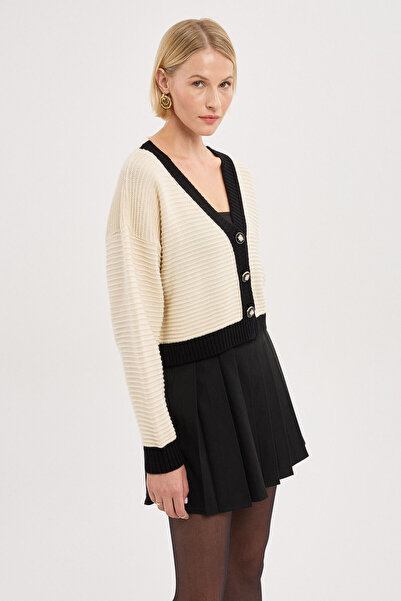 BEJNA Stilvolle Strickjacke für Damen in Ecru mit Knopfdetail