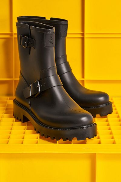 its basic Women's Black Color Buckle Special Design Boots
