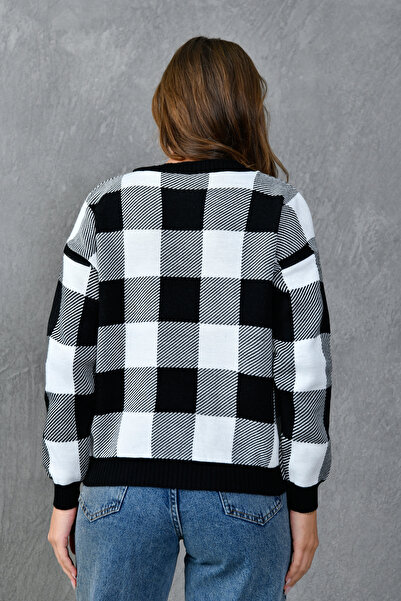 bayansepeti Pulover negru de tricotaje cu model în carouri 0122