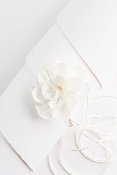 LOGO AKSESUAR قلادة على شكل زهرة من الساتان الأبيض غير اللامع بتصميم دائري (120 سم)