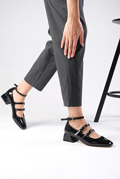 Mio Gusto Dámské krátké boty na podpatku s tupou špičkou v černé barvě Baylee se 3 proužky