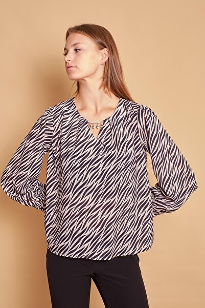 Jument Desenli Geniş Sıfır Yaka Pileli Aksesuarlı Uzun Kol Likrasız Şık Gömlek Kumaş Rahat Kesim Bluz-Zebra