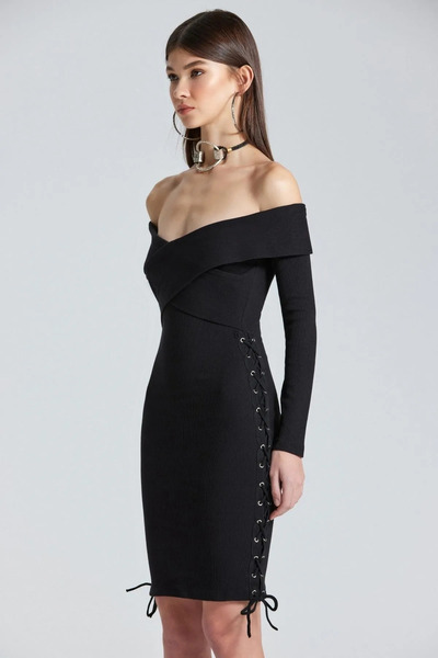 World Fashion Trends WFT1880 Rochie neagră cu guler Madonna cu ochiuri pe lat...