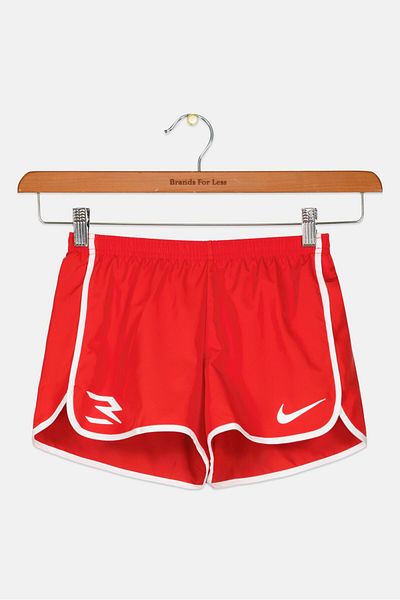 Nike 3Brand by Russell Wilson شورت تدريب رياضي للبنات من 3Brand by Russell Wilson بشعار العلامة التجارية، أحمر