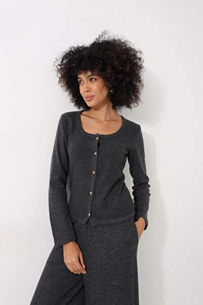 AMİDA كارديجان نسائي من قماش سالونيك بياقة دائرية وأزرار - 2442