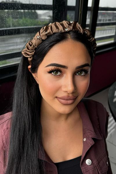 TAKIŞTIR تاج من الساتان بتفاصيل حجر بني
