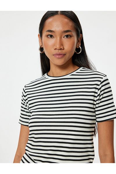 Koton Tricou cu mânecă scurtă cu mânecă scurtă, cu nervuri, cu dungi