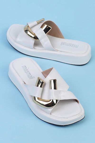 ShoeTek شبشب نسائي من ريفيكا بإبزيم من الجلد الأبيض