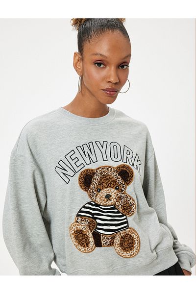 Koton Übergroßes Sweatshirt mit Rundhalsausschnitt – Teddybär-Stickerei, Slogan, Raster