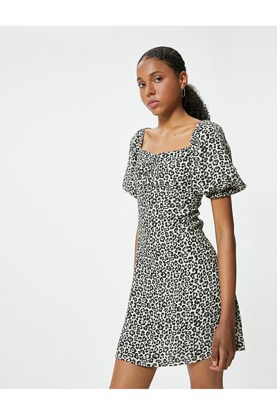 Koton Minišaty Slim Fit s leopardím vzorem - balónkový rukáv a límec se srdcem