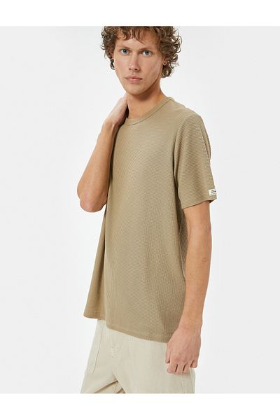 Koton Kurzarm-T-Shirt mit Rundhalsausschnitt und Etikett aus Baumwolle