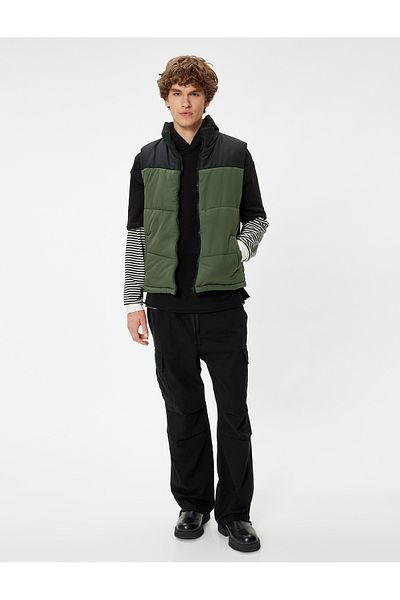 Koton Slim Fit Puffer Vesta s farebným blokom - stojačikom a detailom vrecka na zips