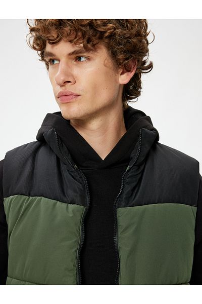 Koton Slim Fit Puffer Vesta s farebným blokom - stojačikom a detailom vrecka na zips