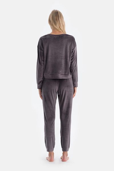 Dagi Grauer, langärmliger Samt-Pyjama mit Stickereidetails