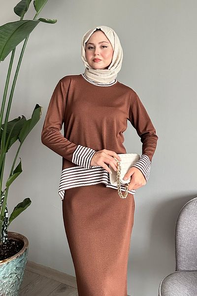 InStyle طقم بني مرير مع تنورة مخططة