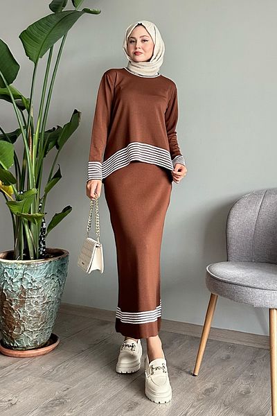 InStyle طقم بني مرير مع تنورة مخططة
