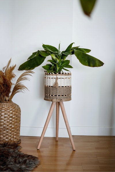 TOPRAK E-TİCARET Boncuklu Hasır Sepet Ağaç Ayaklı Jüt Örgülü Saksılık Çok Amaçlı Dekoratif Çiçeklik