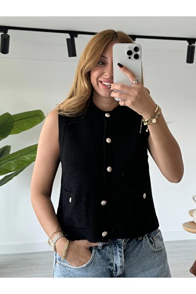 KÜBRA SÖYLEMEZ BOUTİQUE سترة سوداء محبوكة بياقة دائرية وأزرار